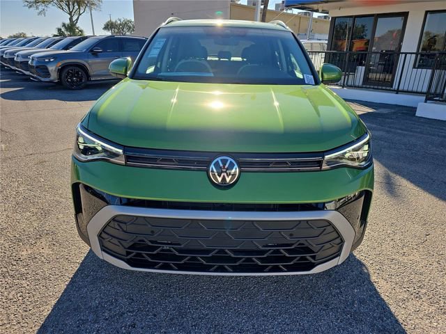 New 2026 Volkswagen Taos SE image 2