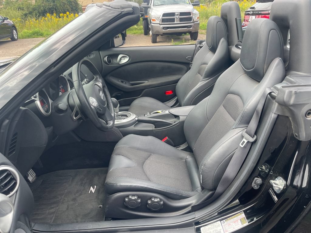 Used 2017 Nissan 370Z Touring RWD image 17