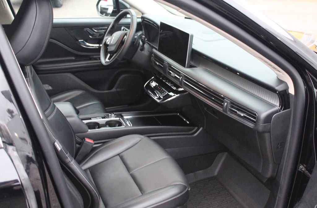 Used 2023 Lincoln Corsair AWD w/ Equipment Group 101A image 19