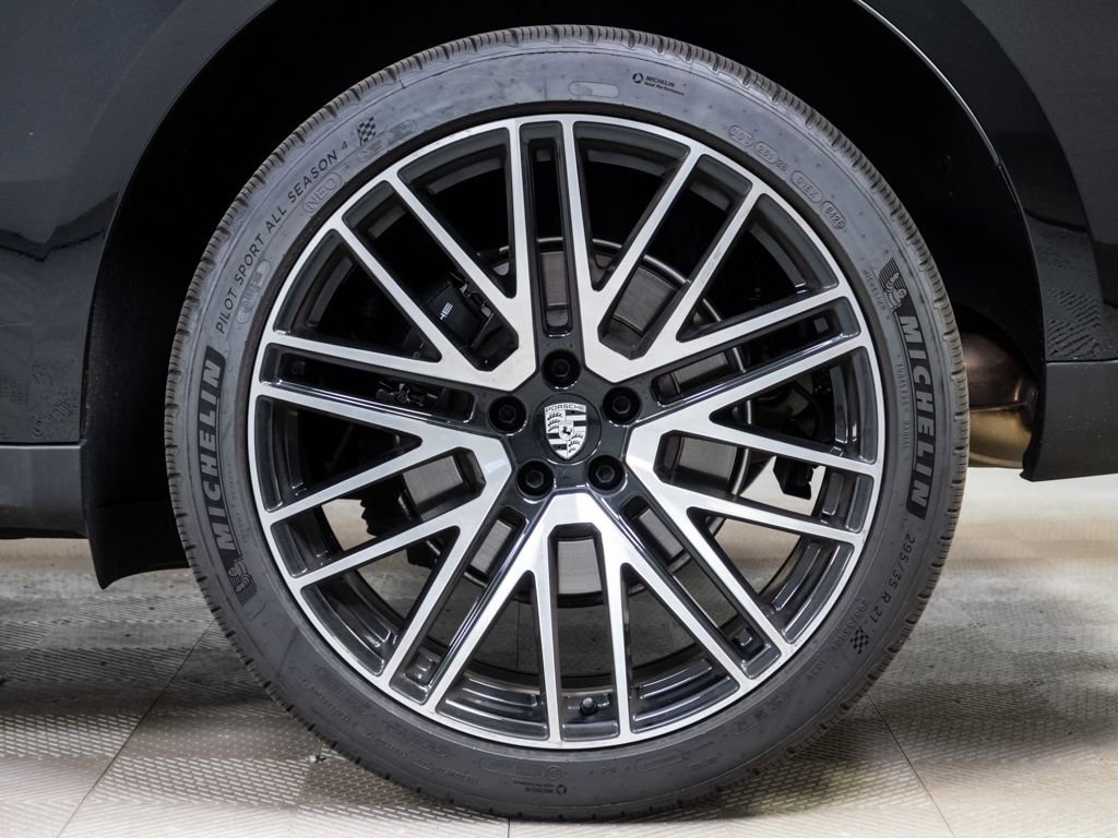 Certified 2025 Porsche Macan image 39