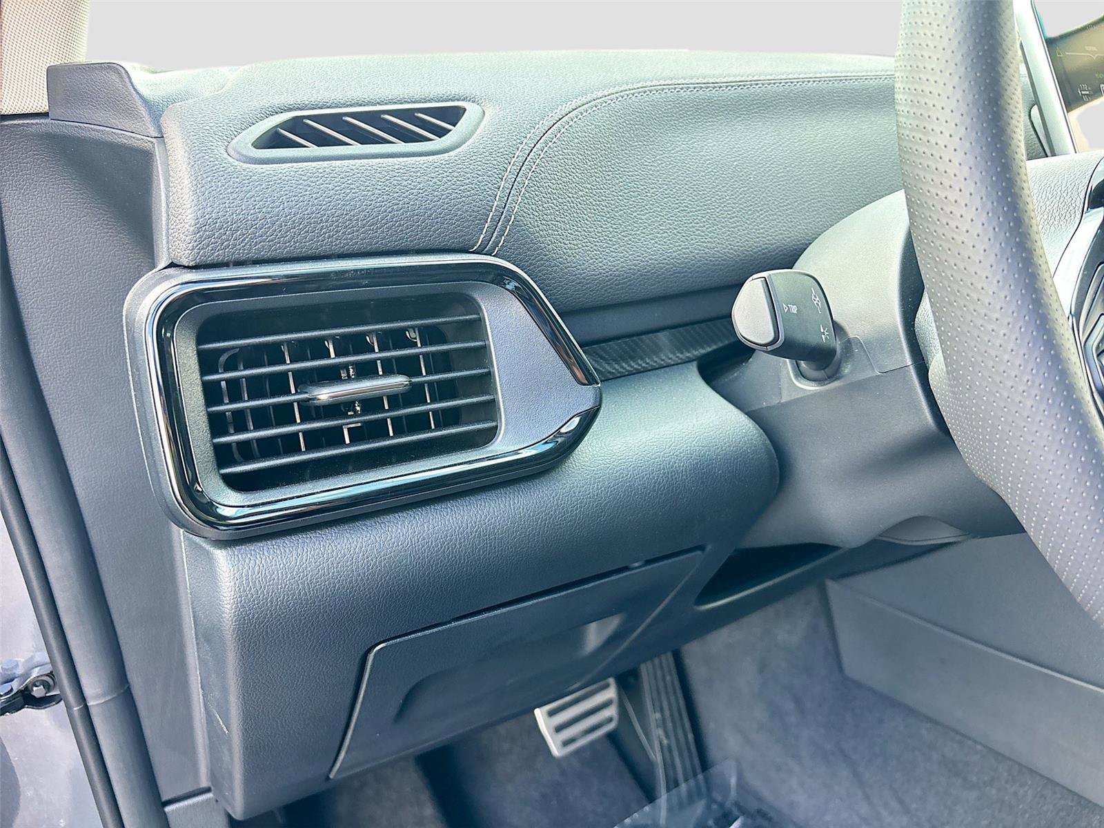 New 2025 VinFast VF 8 Eco image 10