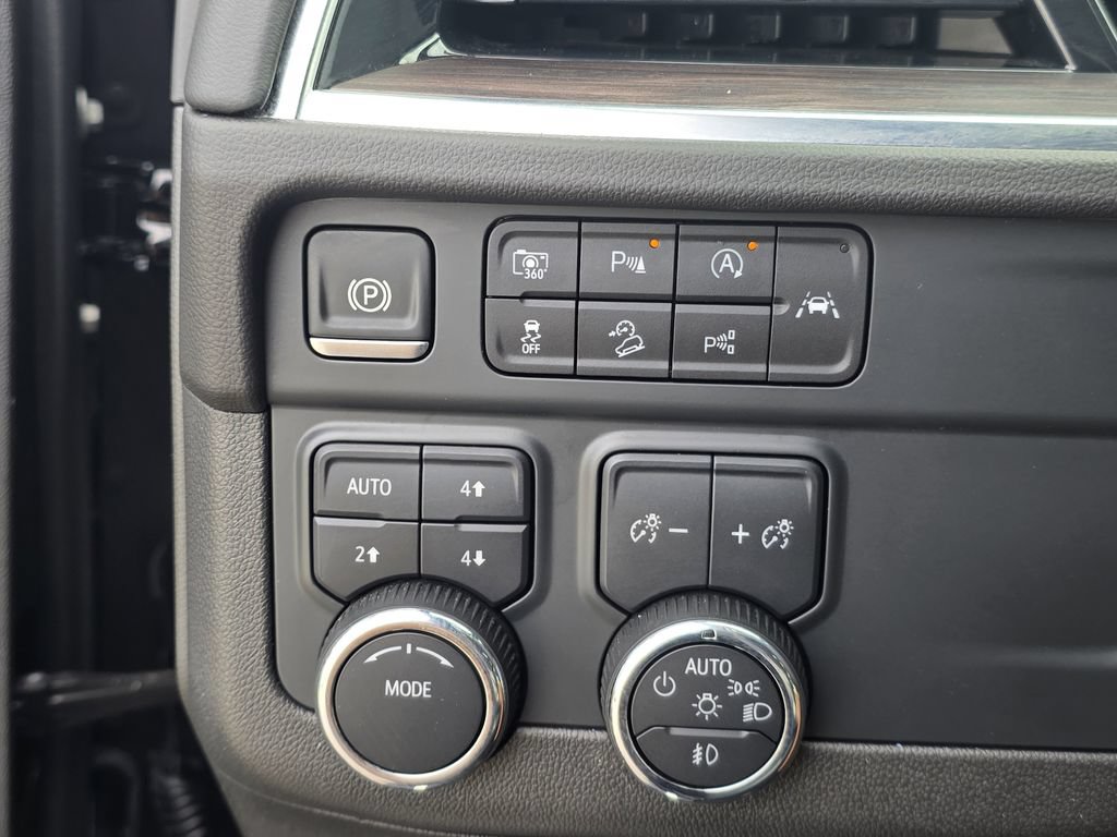 Used 2025 Chevrolet Suburban Z71 AWD/4WD image 23