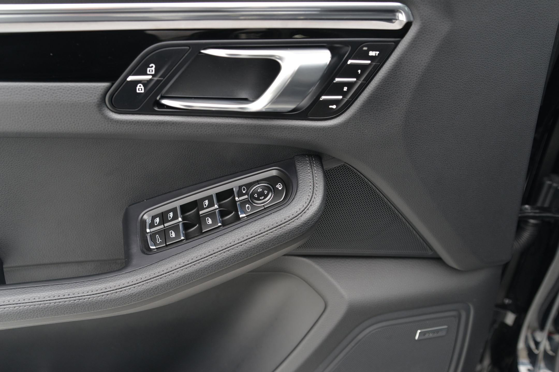 Certified 2025 Porsche Macan image 12