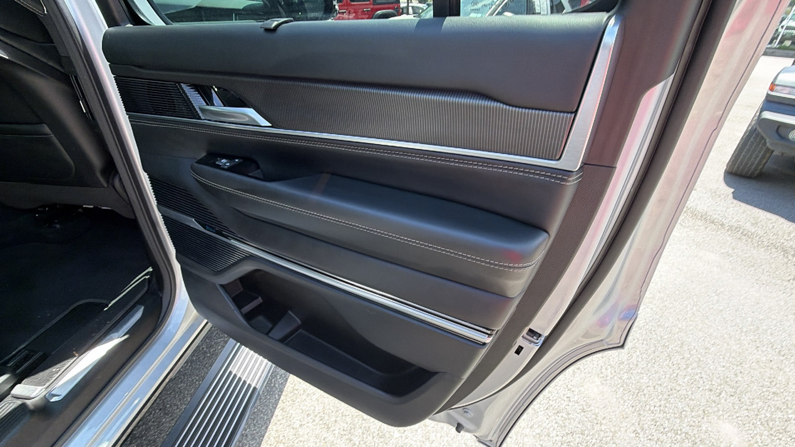 Used 2025 Jeep Grand Wagoneer Series II Obsidian w/ Quick Order Packagew 28T AWD/4WD image 21