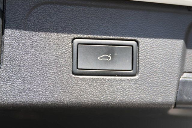 Used 2021 Volkswagen Atlas SEL Premium image 9