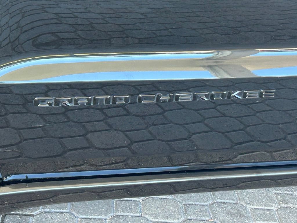 Used 2015 Jeep Grand Cherokee Altitude RWD image 16