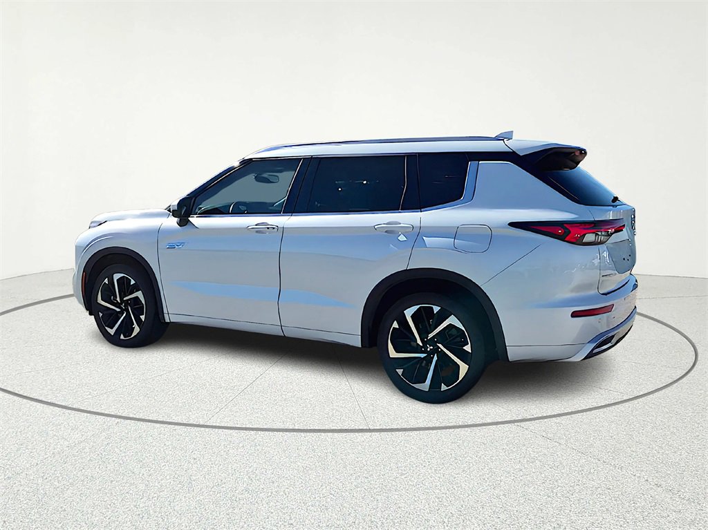 Used 2024 Mitsubishi Outlander 4WD Plug-In Hybrid image 4