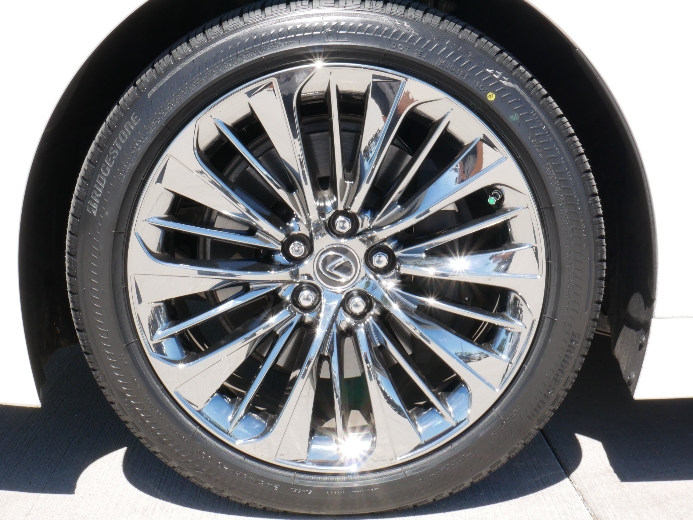 Used 2022 Lexus LS 500 w/ Accessory Package (Z1) RWD image 21