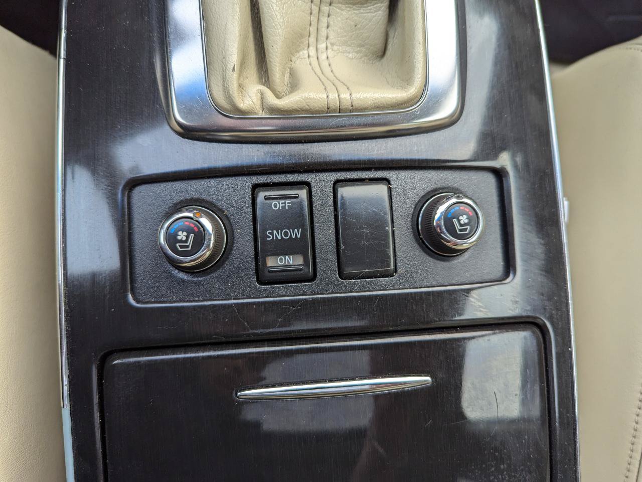 Used 2010 INFINITI FX35 AWD w/ Navigation Pkg image 26