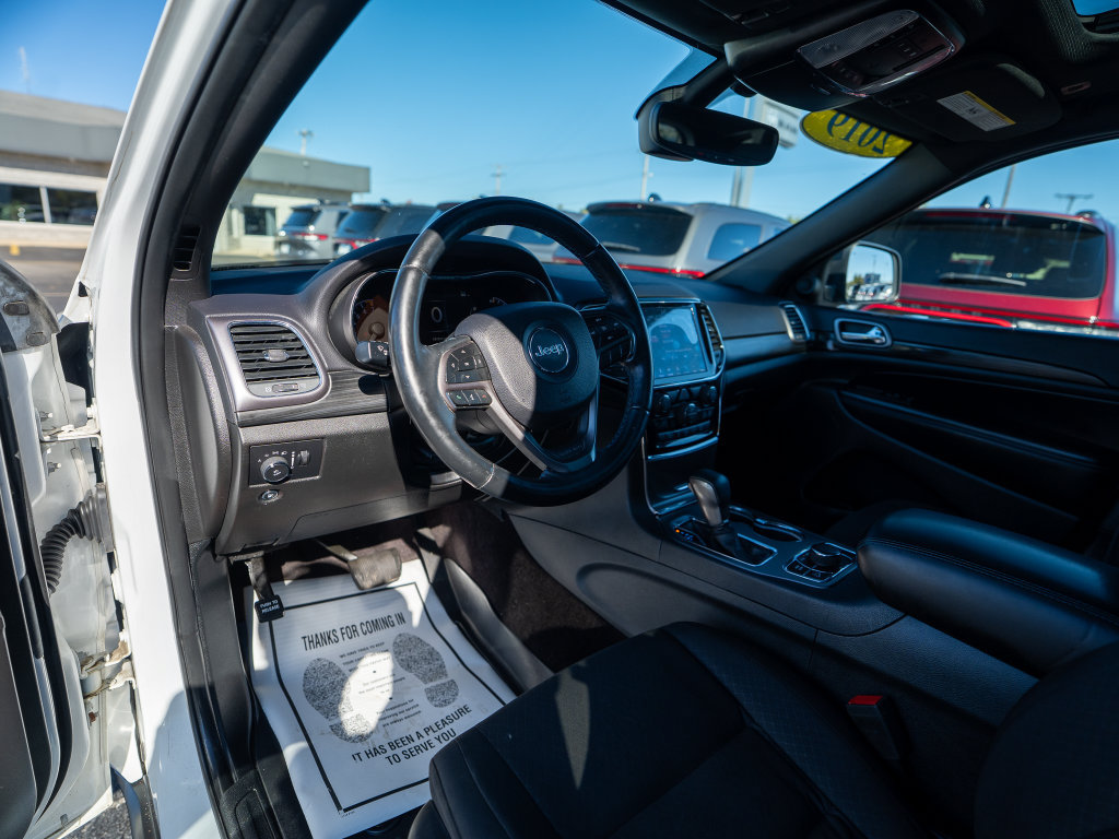 Used 2019 Jeep Grand Cherokee Laredo AWD/4WD image 24
