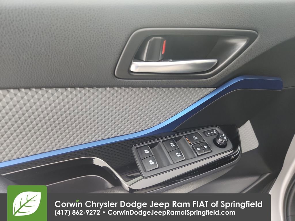 Used 2019 Toyota C-HR XLE FWD image 21