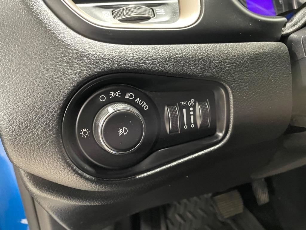 Used 2015 Jeep Renegade Latitude AWD/4WD image 26