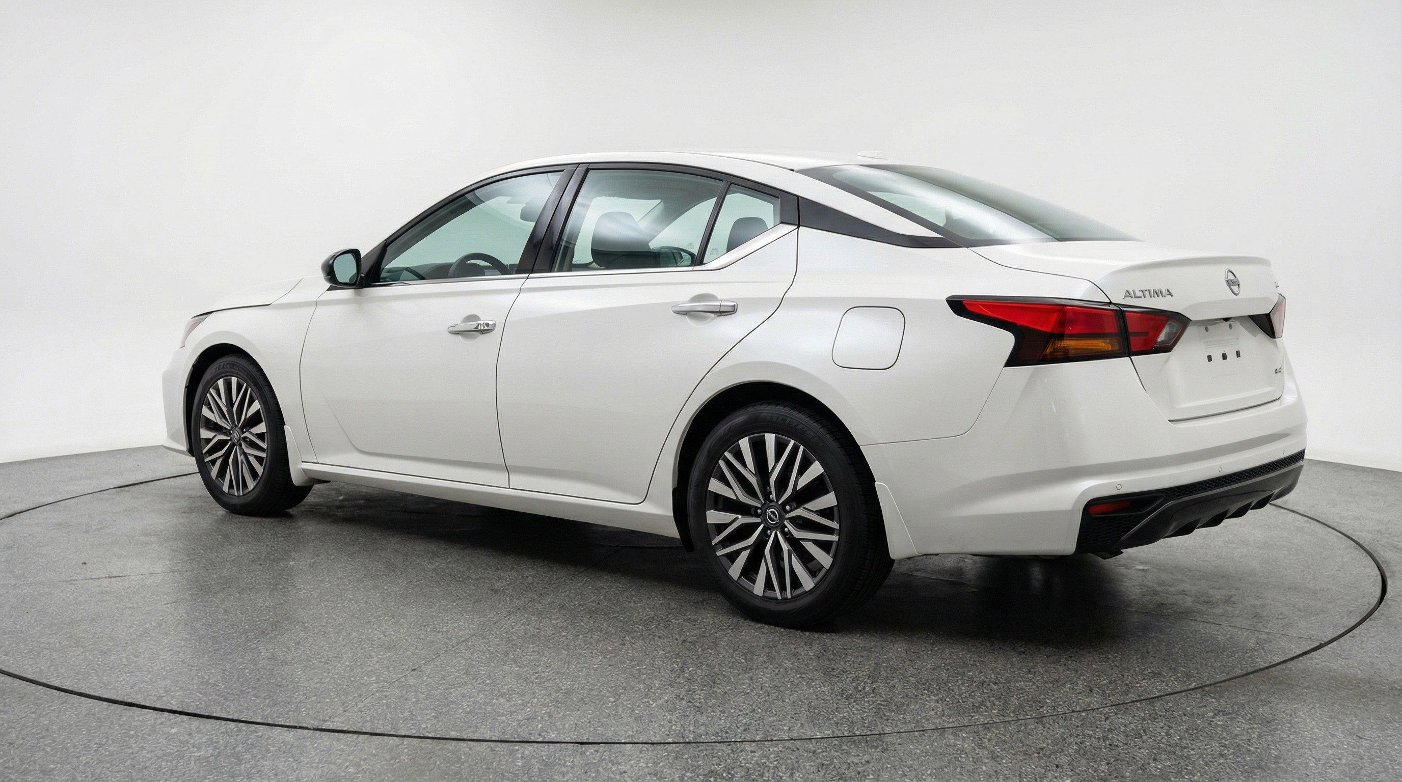 Used 2025 Nissan Altima 2.5 SV image 6