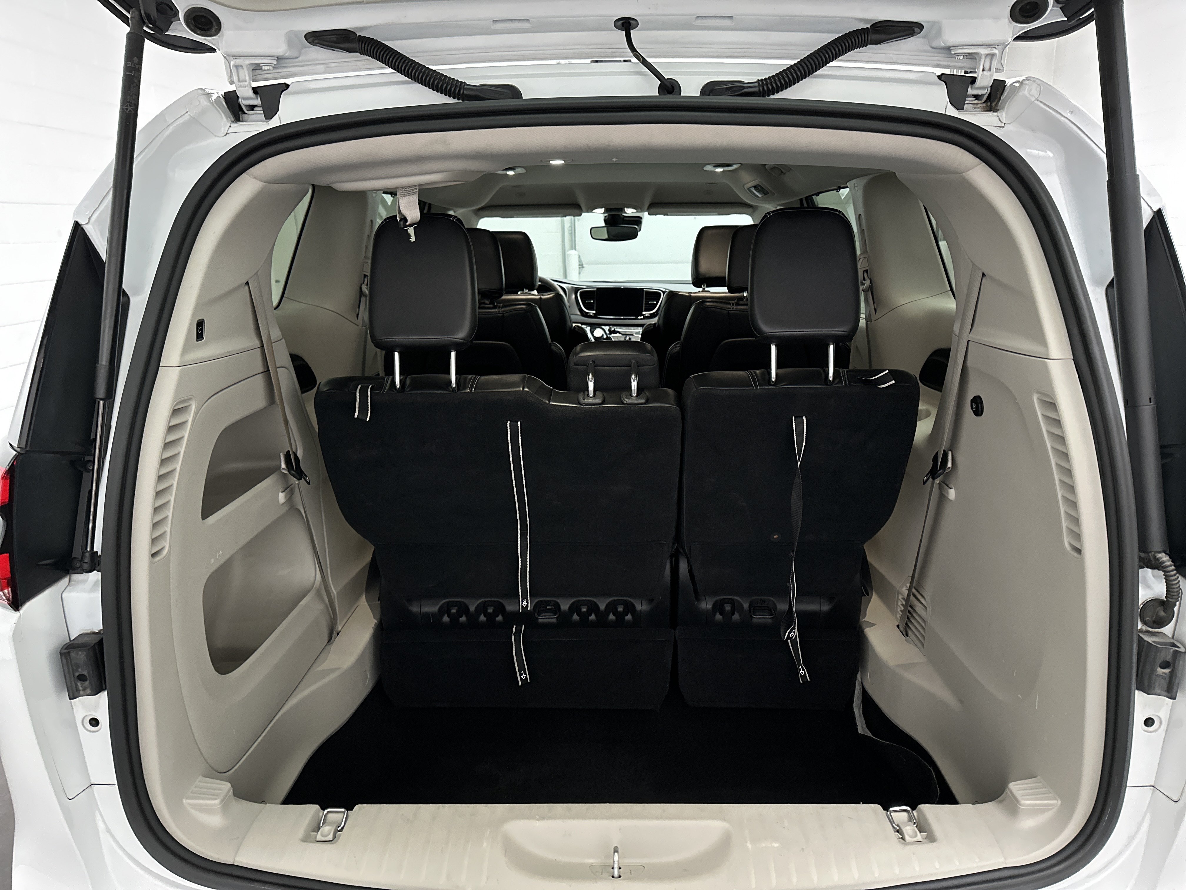 Used 2023 Chrysler Pacifica Touring-L FWD image 14