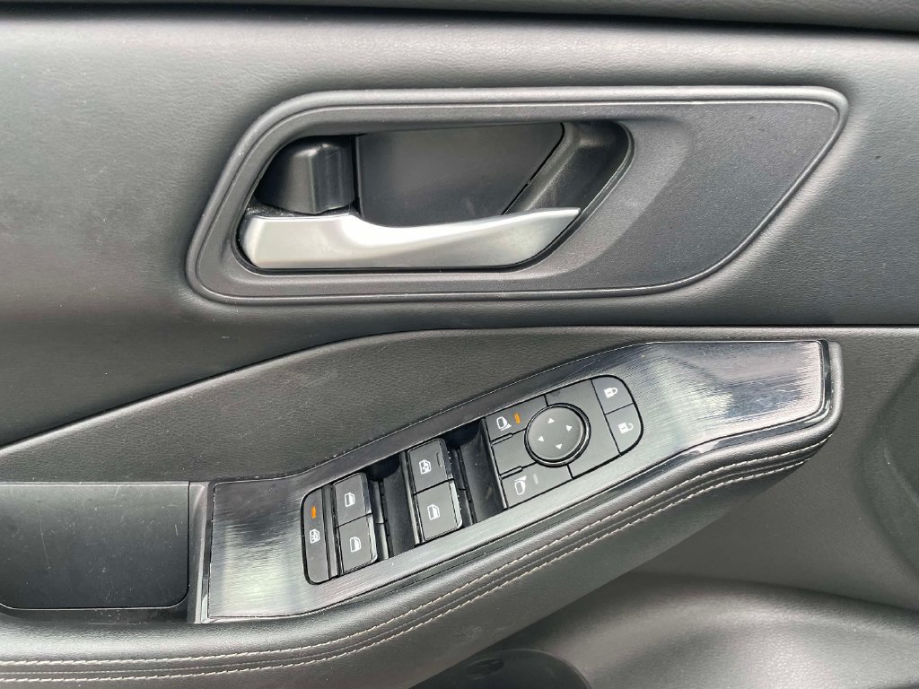 Used 2024 Nissan Rogue SV FWD image 19