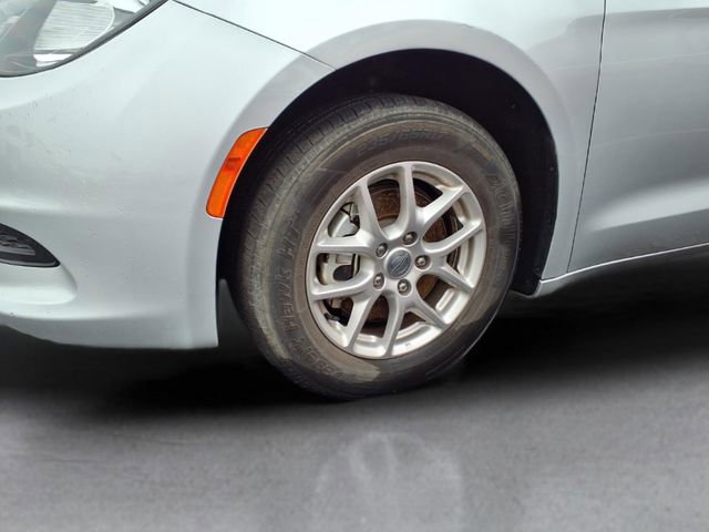 Used 2024 Chrysler Voyager LX image 3