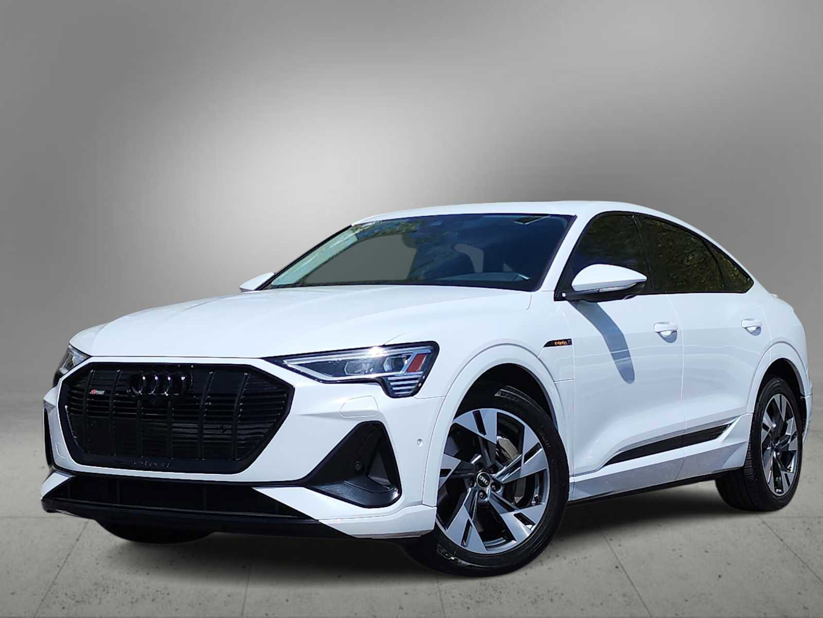 Used 2022 Audi e-tron Premium image 1