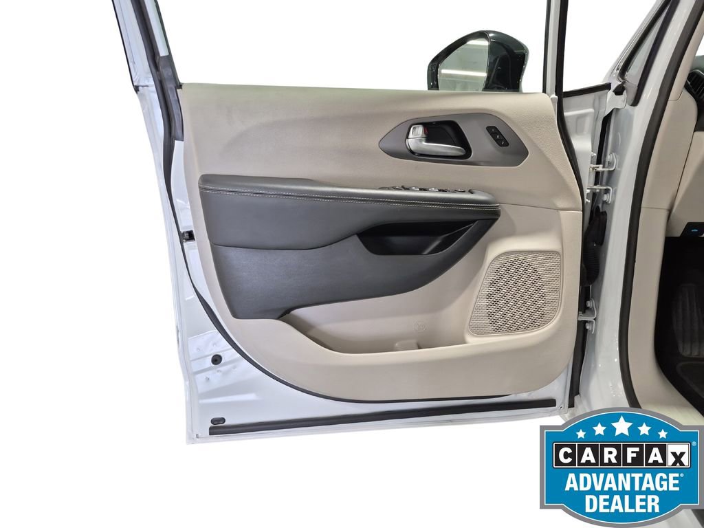 Used 2024 Chrysler Pacifica Touring-L image 30