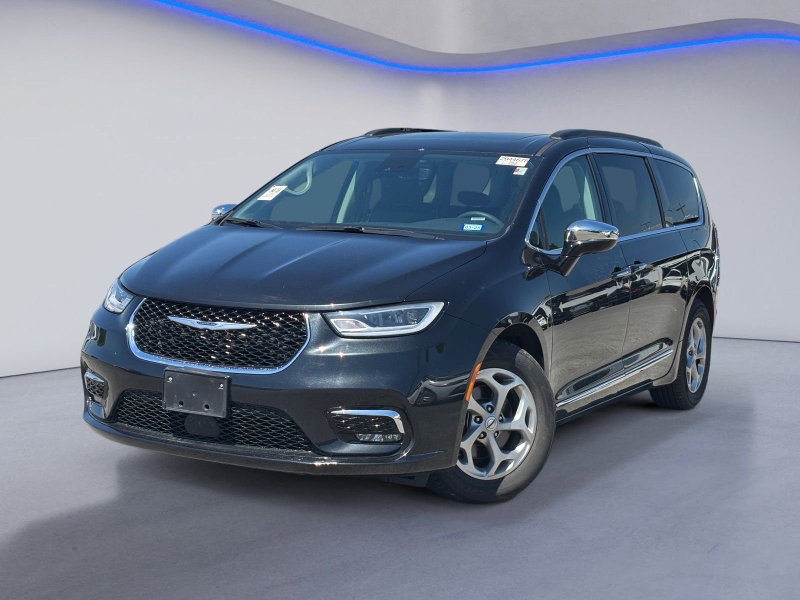 Used 2023 Chrysler Pacifica Limited FWD image 2