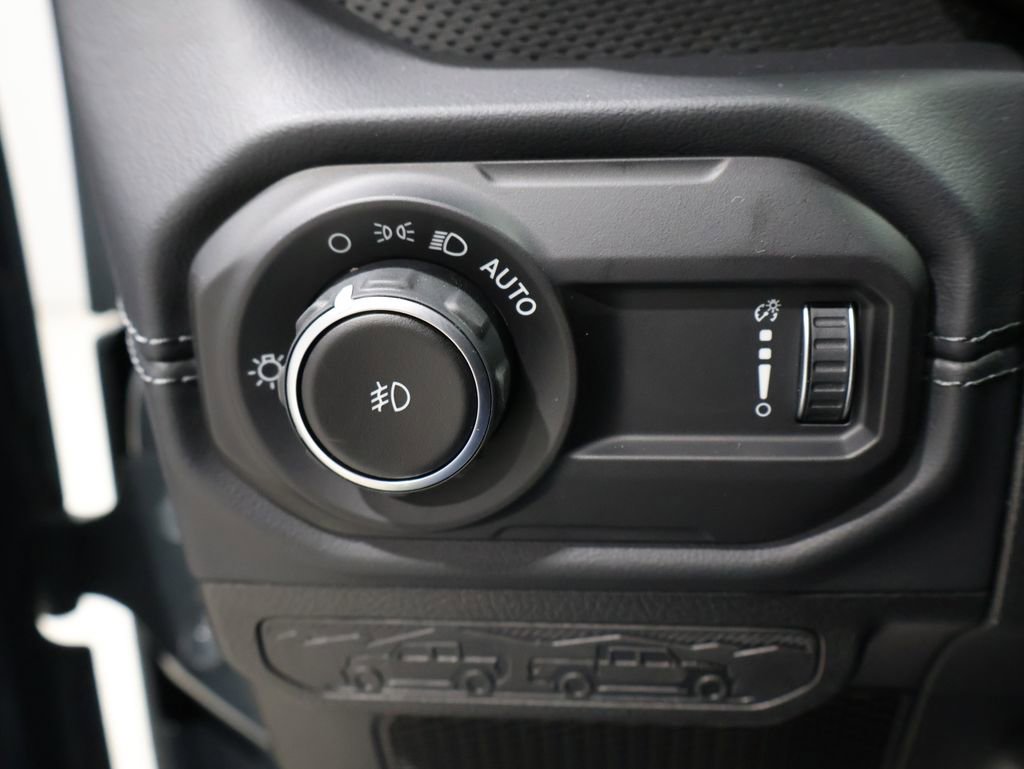 Used 2025 Jeep Wrangler Rubicon w/ Convenience Group AWD/4WD image 26
