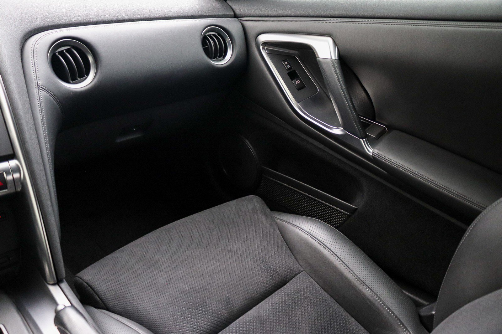 Used 2009 Nissan GT-R Premium AWD/4WD image 17