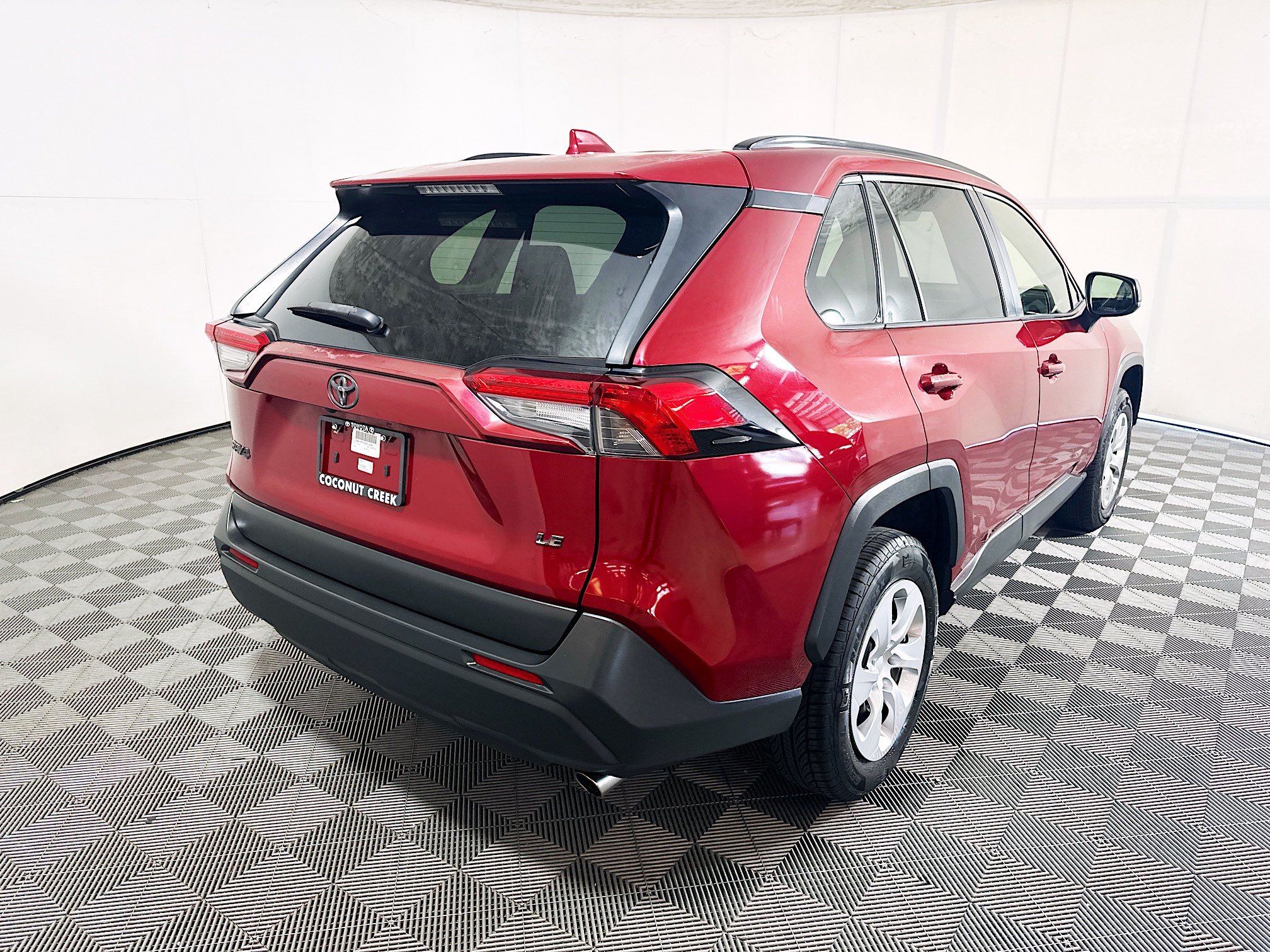 Used 2019 Toyota RAV4 LE FWD image 3