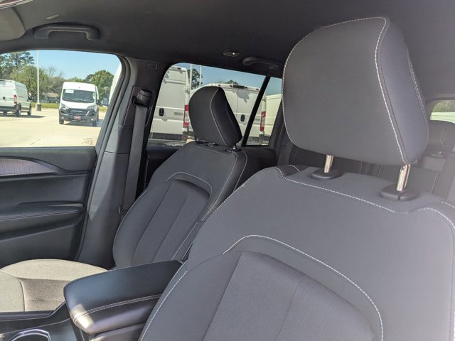 Used 2025 Jeep Grand Cherokee Laredo w/ MOPAR Finishing Package image 15