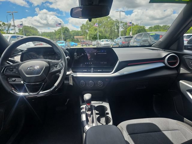 Used 2025 Chevrolet Trax RS FWD image 12