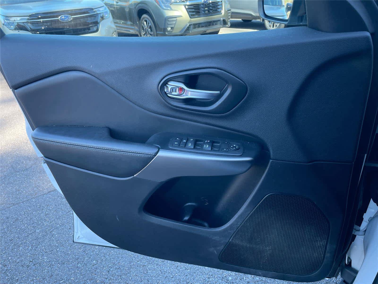 Used 2019 Jeep Cherokee Latitude Plus w/ Cold Weather Group AWD/4WD image 17