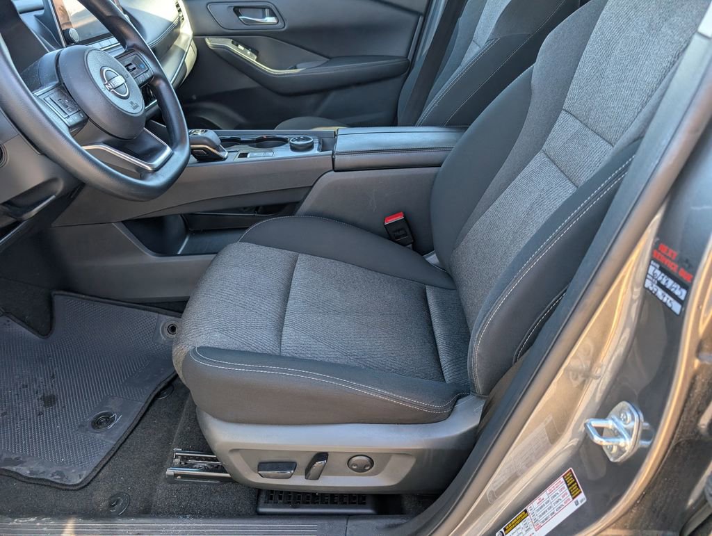 Used 2024 Nissan Rogue SV image 11