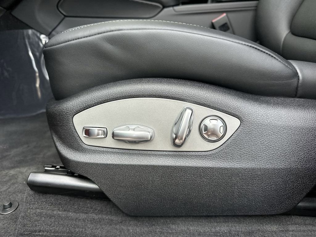 Certified 2025 Porsche Macan image 8