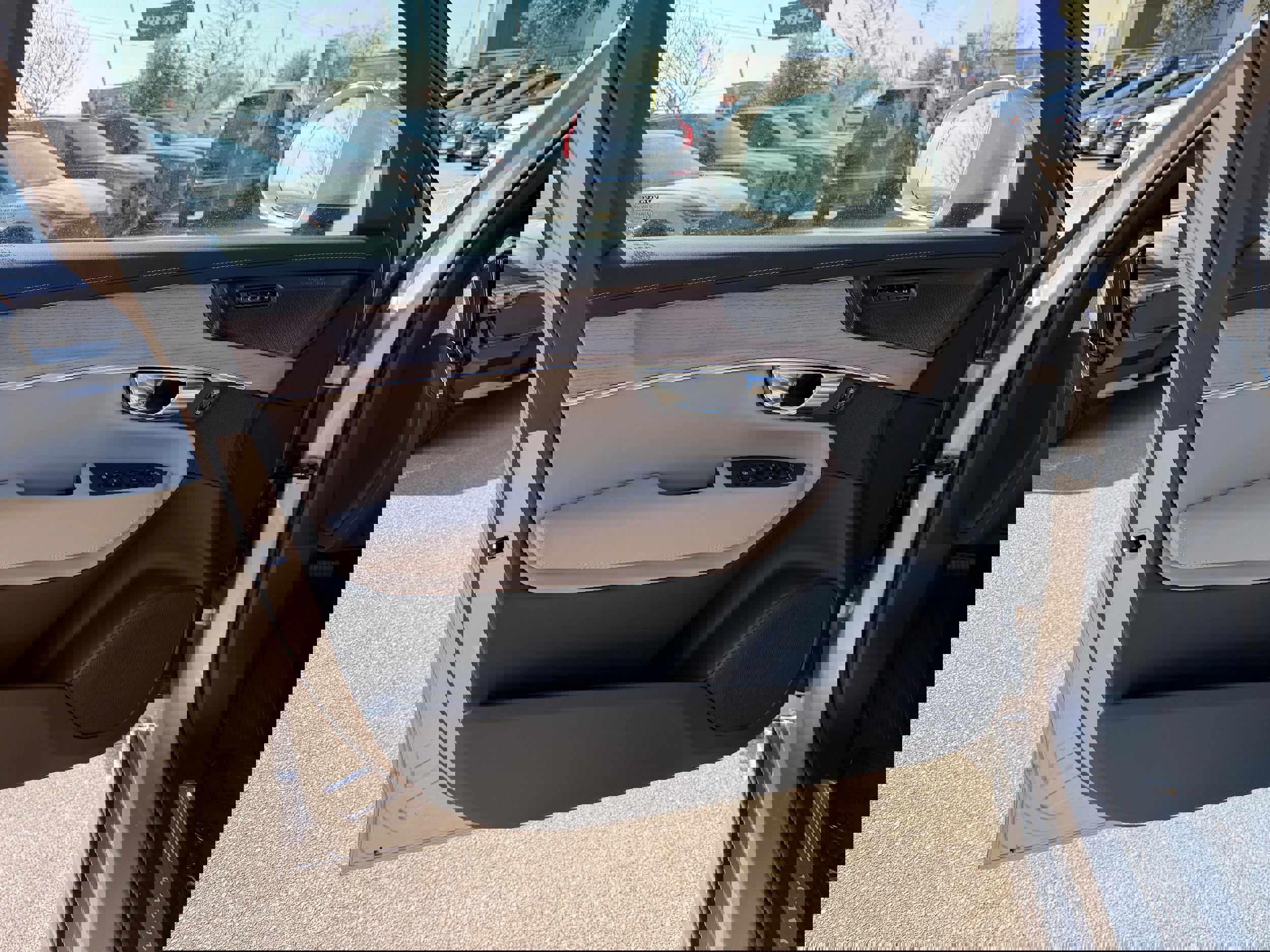 New 2026 Volvo XC90 T8 Plus w/ Protection Package Premier image 17