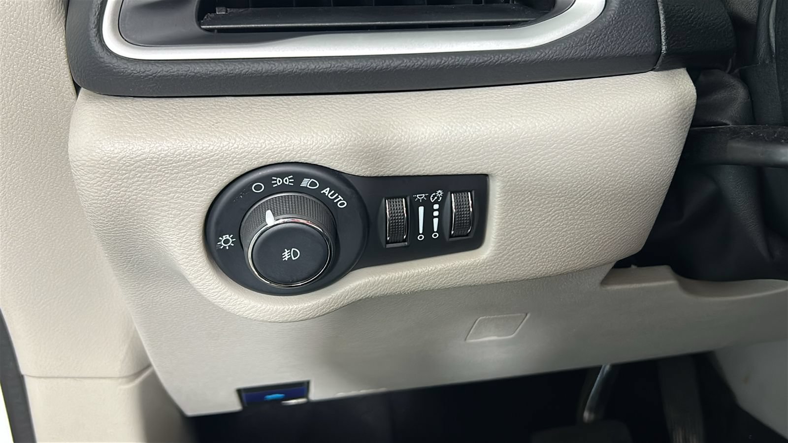 Used 2024 Chrysler Pacifica Touring-L FWD image 22
