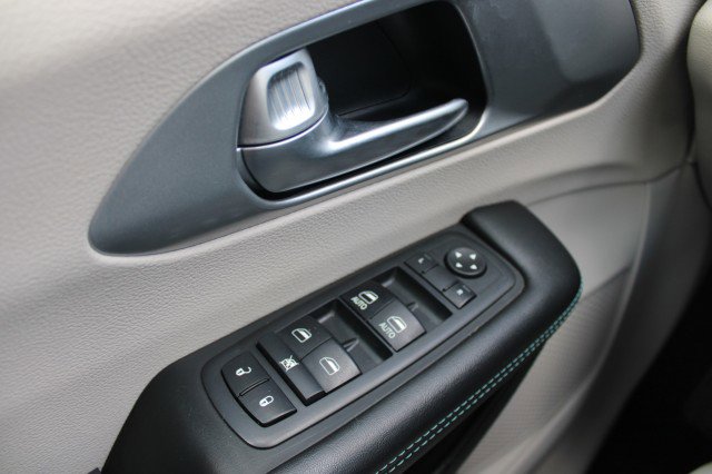 Used 2017 Chrysler Pacifica Platinum FWD image 14