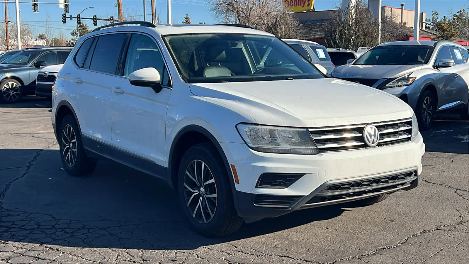 Used 2020 Volkswagen Tiguan SE w/ Panoramic Sunroof Package image 3