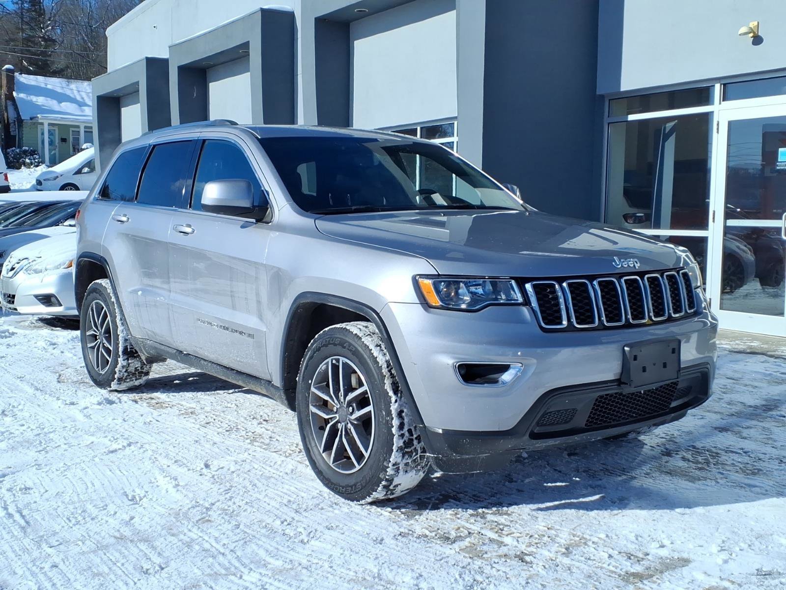 Used 2019 Jeep Grand Cherokee Laredo w/ Laredo X Package AWD/4WD image 1