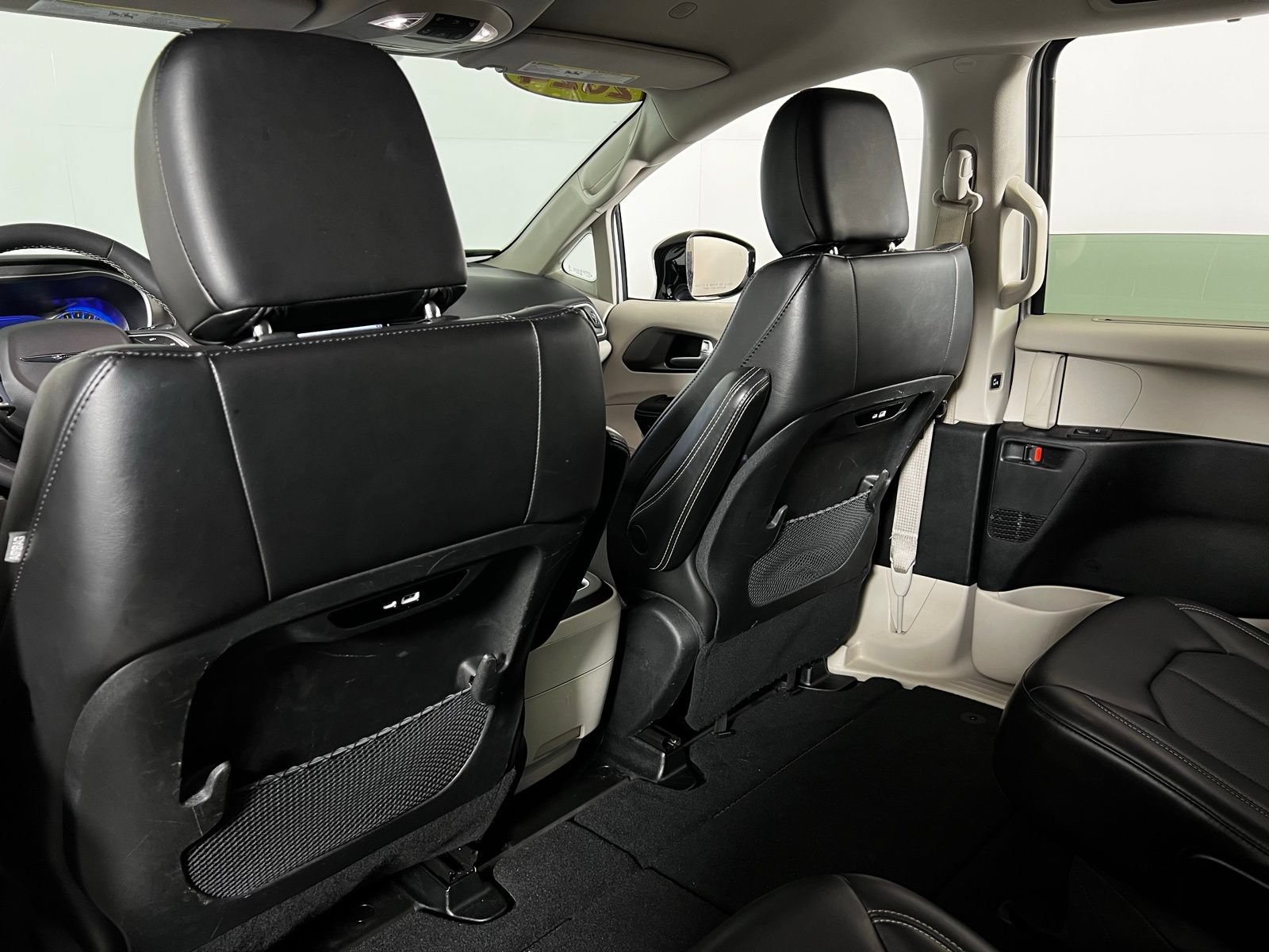 Used 2024 Chrysler Pacifica Touring-L FWD image 22