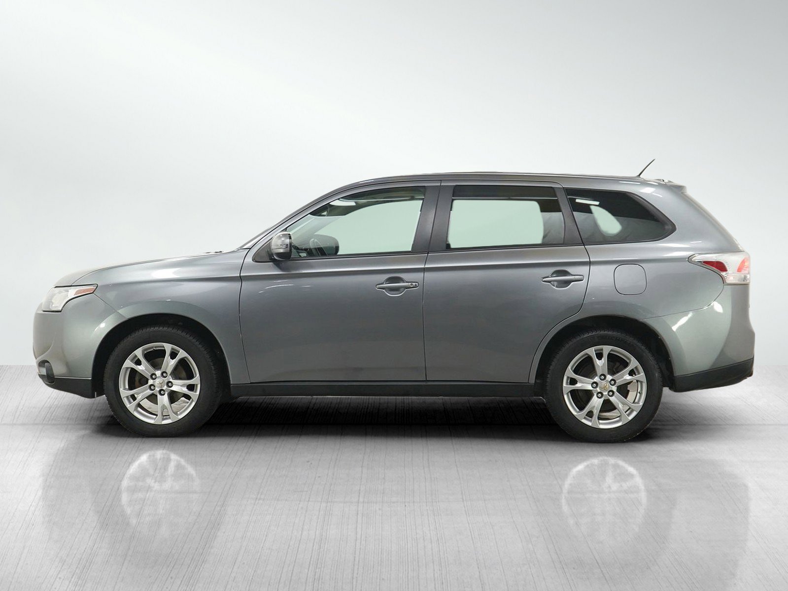 Used 2014 Mitsubishi Outlander SE AWD/4WD image 2