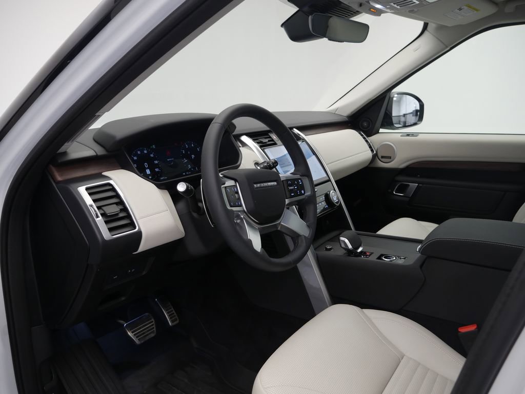 Used 2025 Land Rover Discovery Dynamic SE image 4