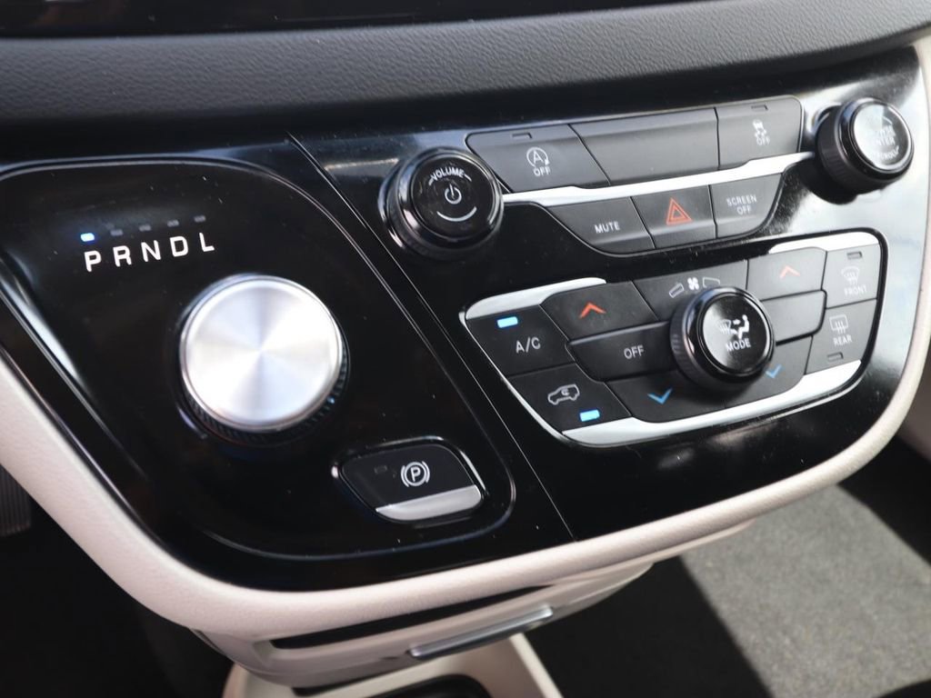 Used 2023 Chrysler Voyager LX image 20
