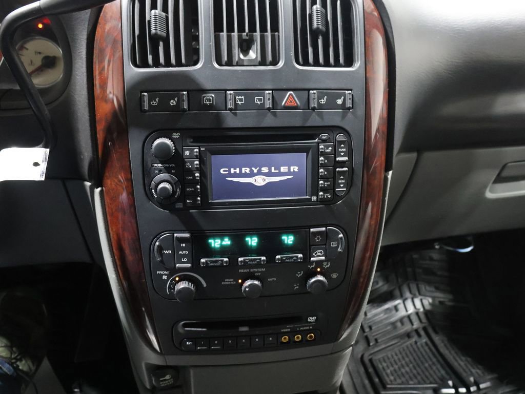 Used 2004 Chrysler Town & Country Limited image 23