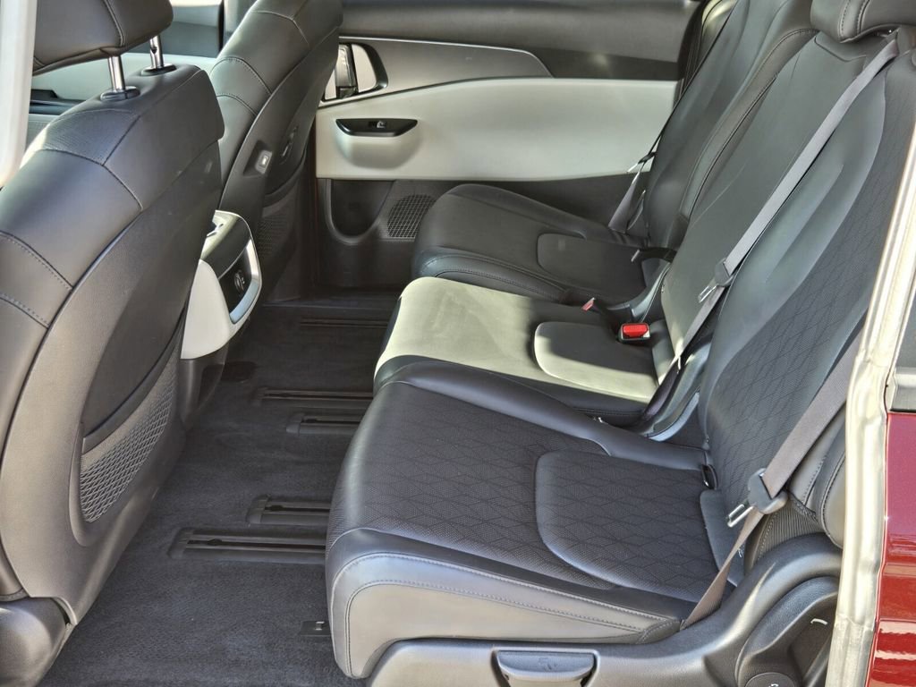 Used 2024 Kia Carnival LX image 11
