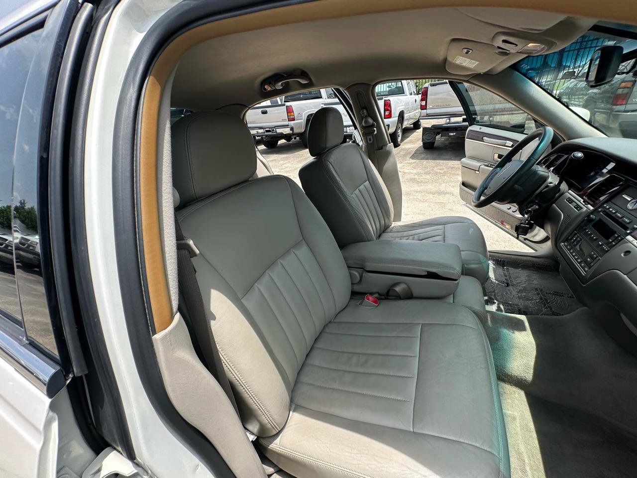 Used 2006 Lincoln Town Car Signature RWD image 38