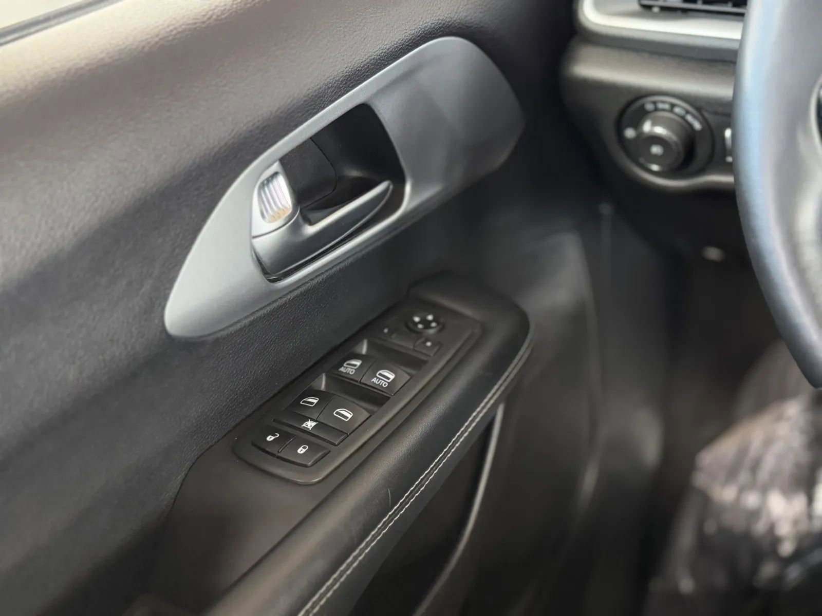 Used 2021 Chrysler Pacifica Touring w/ Uconnect Theater Family Group image 25