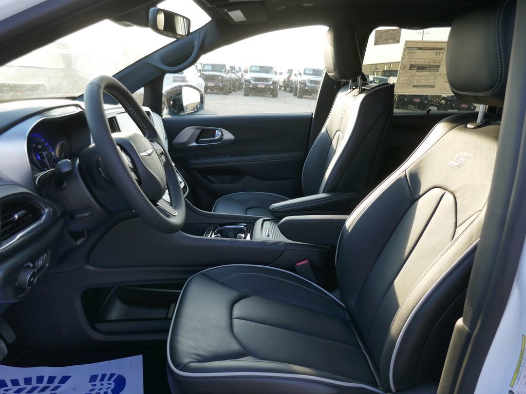 New 2026 Chrysler Pacifica Limited w/ Uconnect Theater Family Group image 23