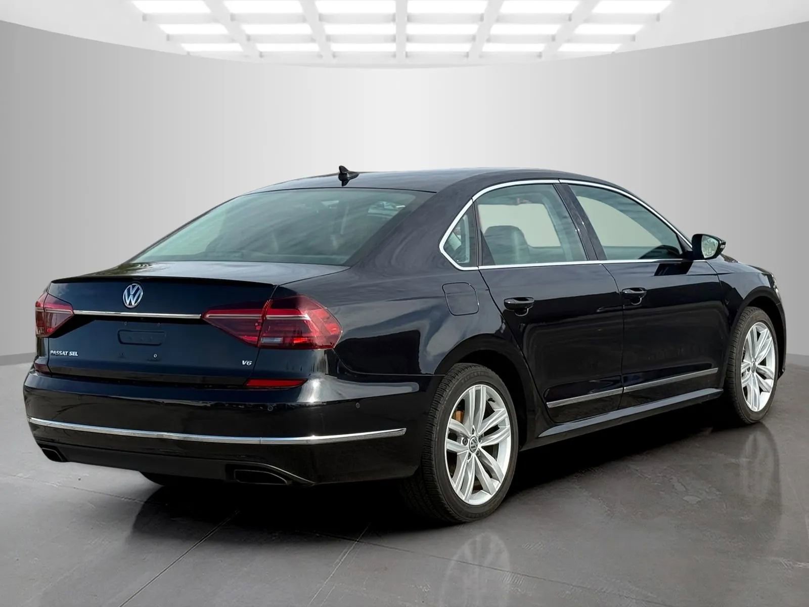 Used 2018 Volkswagen Passat 3.6 SEL Premium image 5