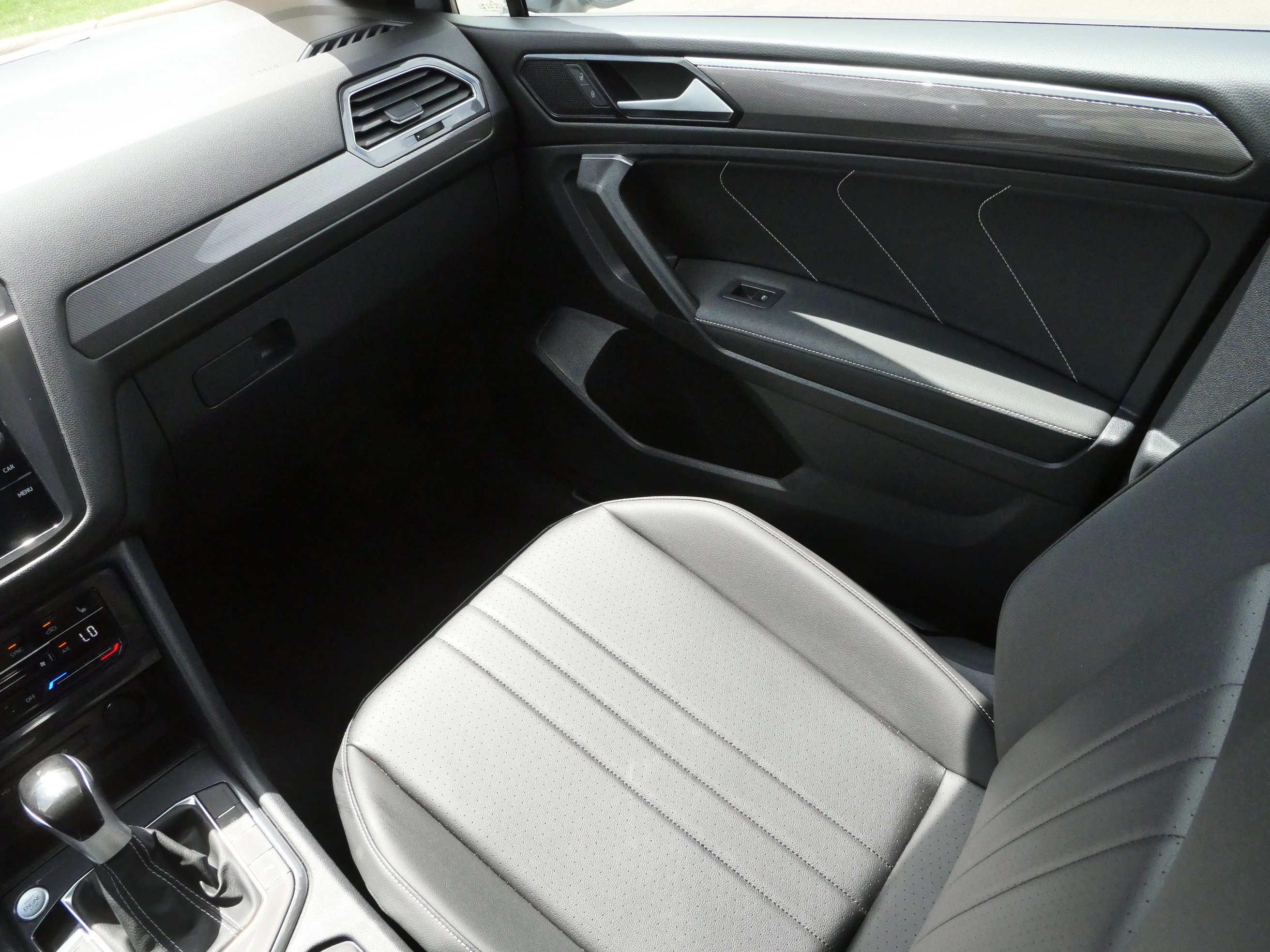 Used 2023 Volkswagen Tiguan SE R-Line FWD image 11