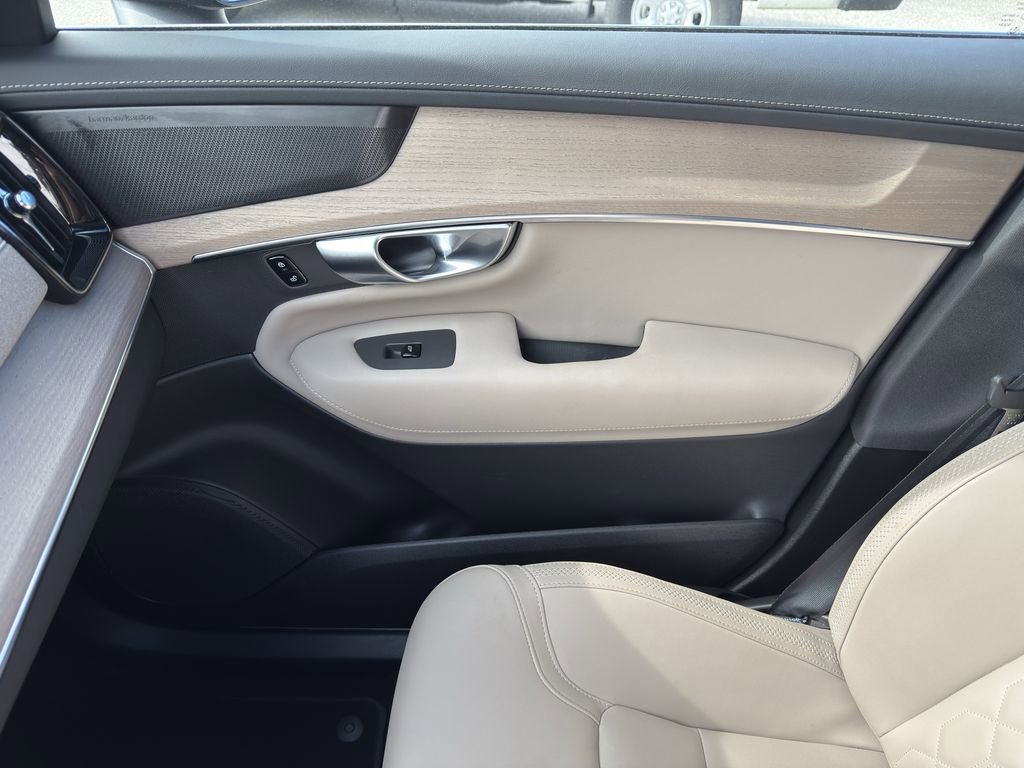 Certified 2025 Volvo XC90 B6 Plus image 30