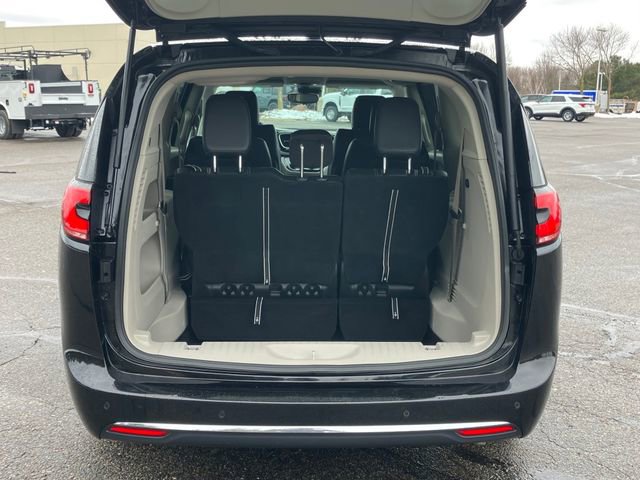 Used 2024 Chrysler Pacifica Touring-L image 24