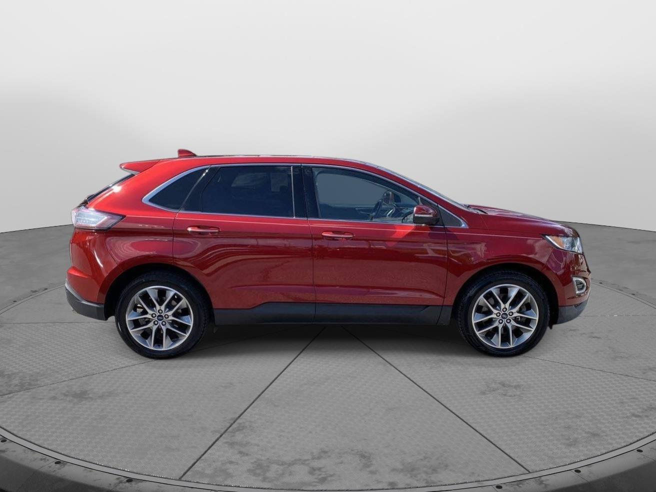 Used 2018 Ford Edge Titanium w/ Equipment Group 301A AWD/4WD image 2
